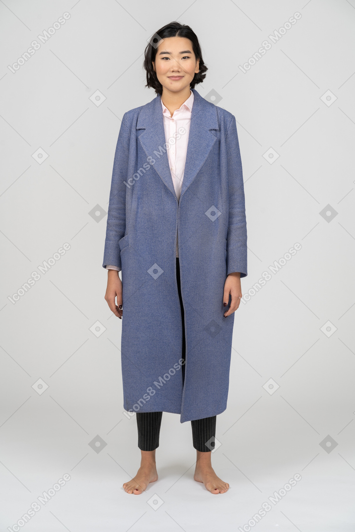 Vue de face d'une femme souriante en manteau bleu