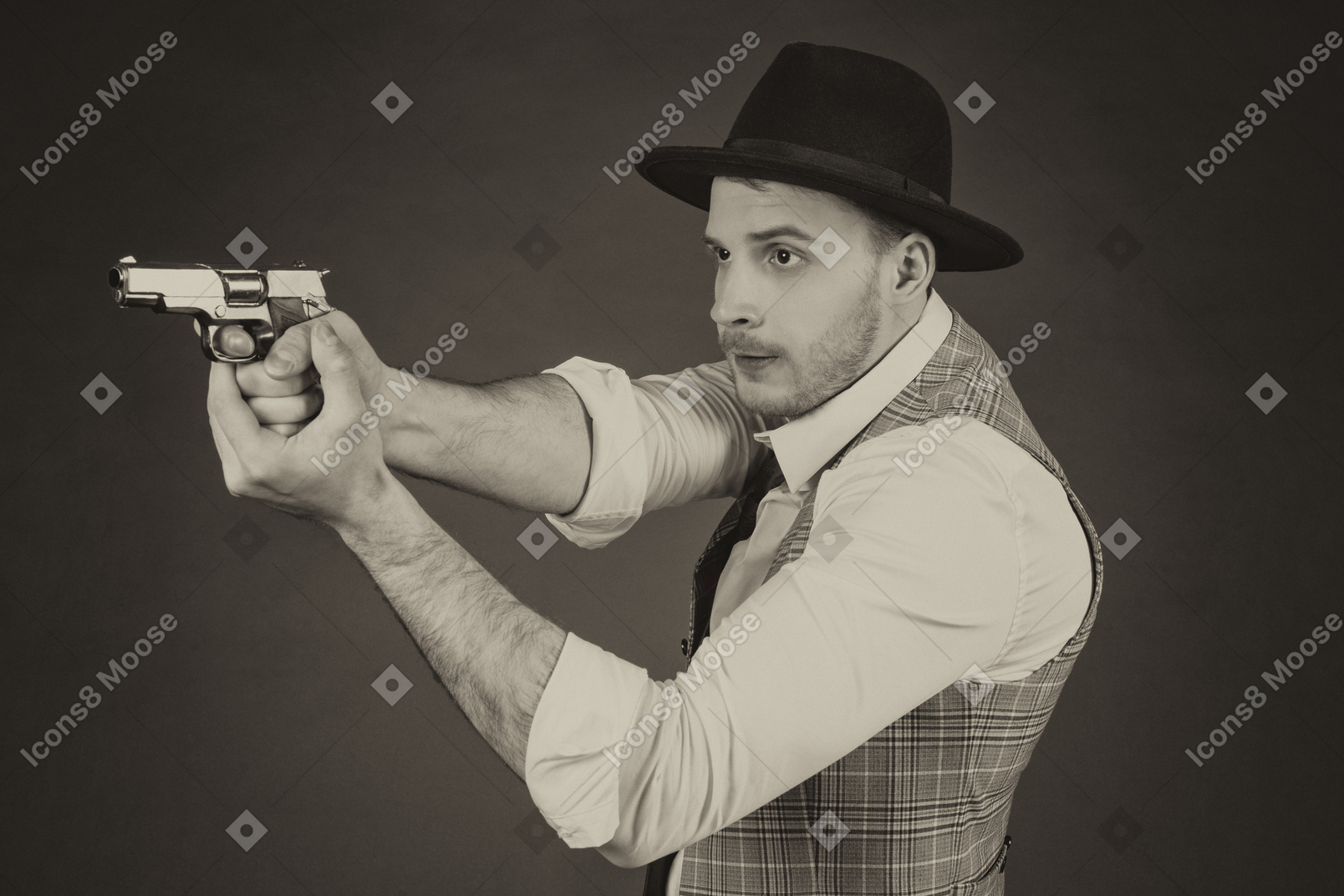 Uomo elegante con cappello che mira la pistola