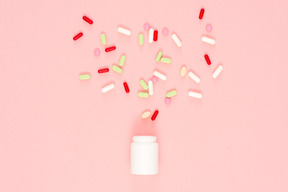 Pillole e capsule abbandonate dalla bottiglia di pillole