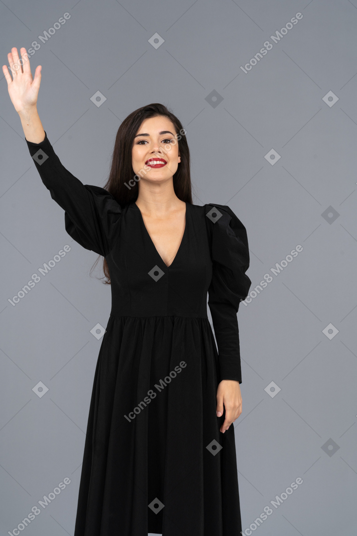 黒いドレスを着た笑顔の若い女性の正面図