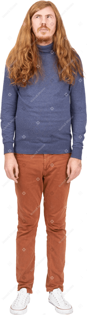 Vista frontal de un joven pensativo con ropa informal