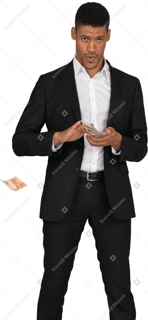 Vorderansicht eines jungen mannes im schwarzen anzug, der geld verschwendet