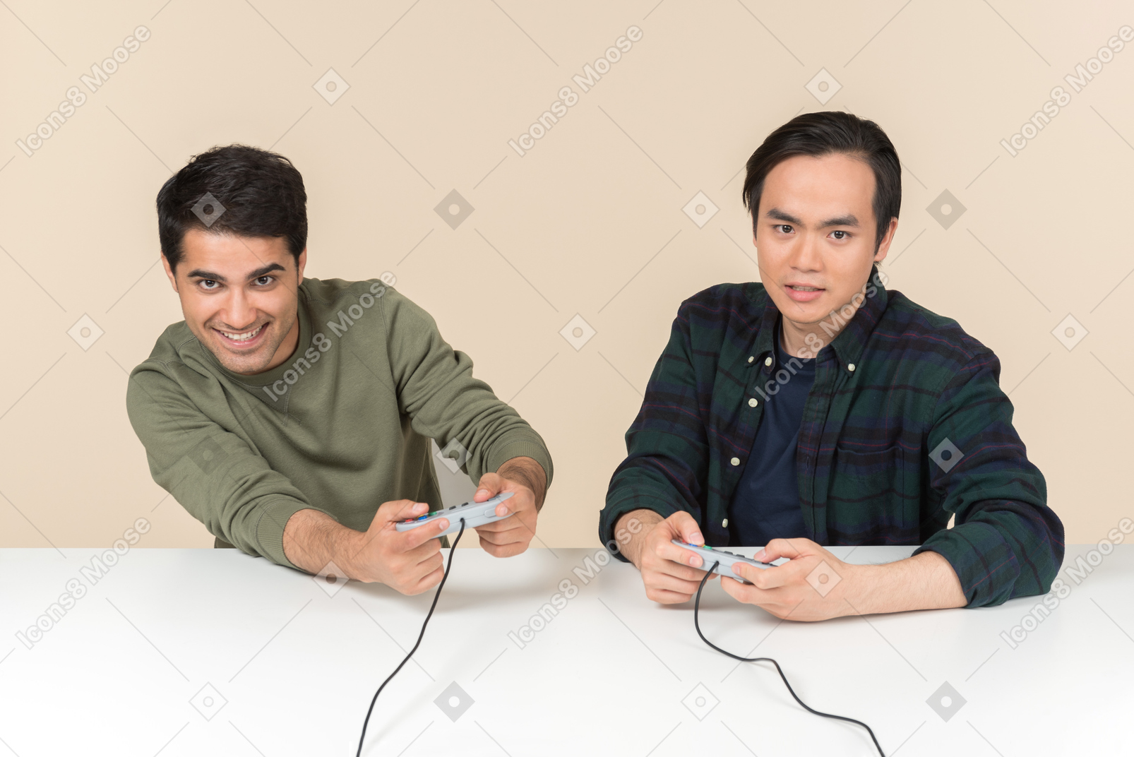 異人種間の友人がビデオゲームをプレイ