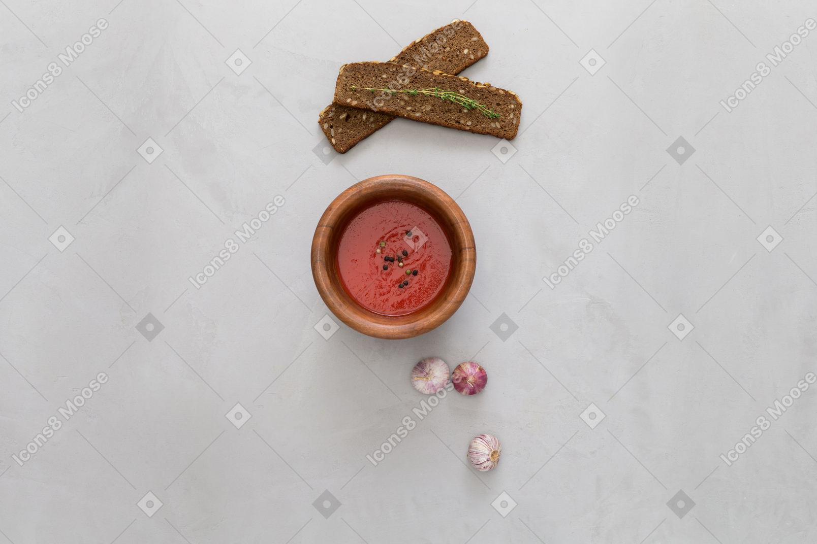 Tomato sauce, snacks and garlic