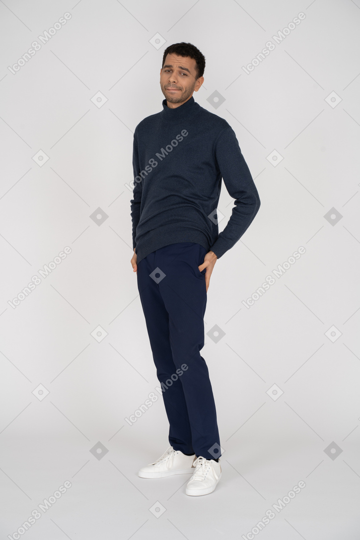 Homme en vêtements noirs debout