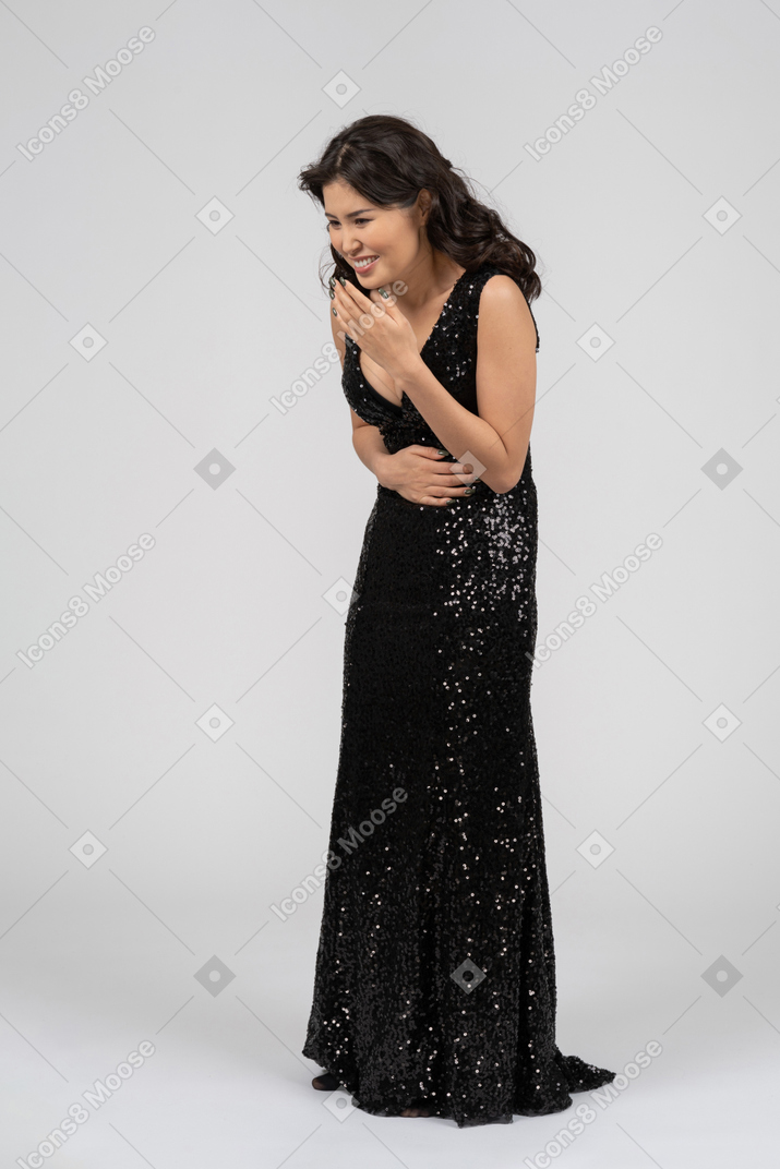Mujer riendo en vestido de noche negro