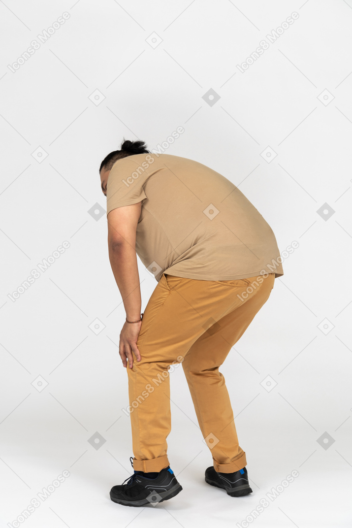 Homem asiático gordo, inclinando-se para baixo