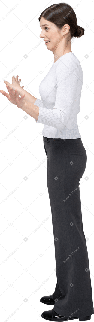 Vue latérale d'une jeune femme en costume faisant des gestes