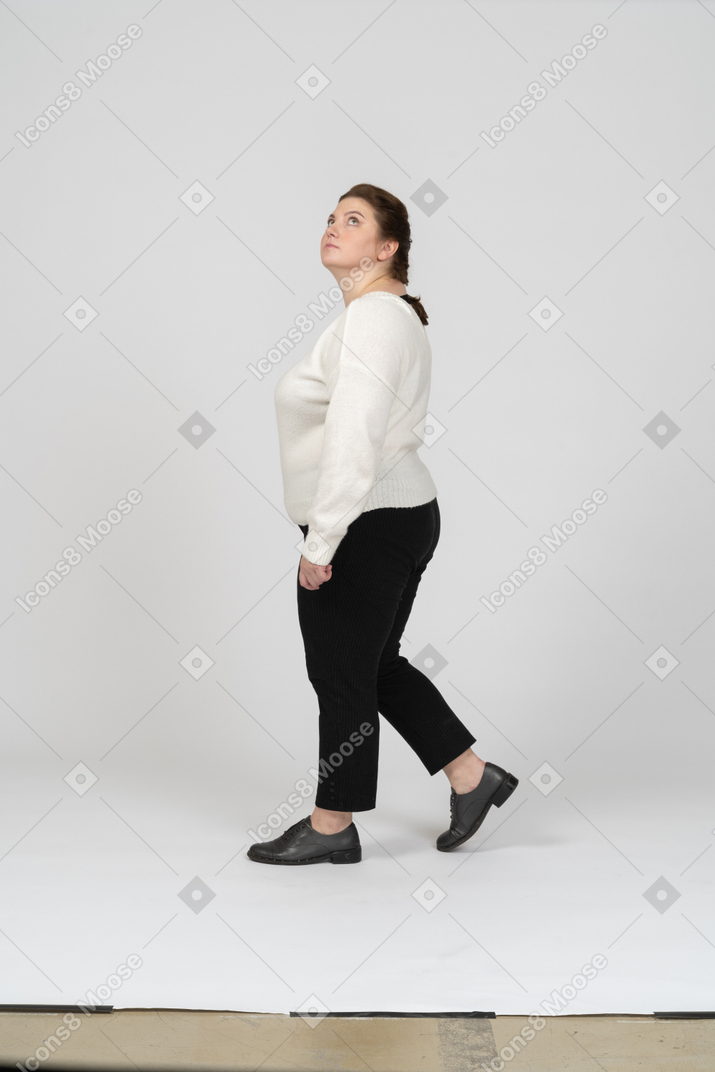 Vista lateral de mulher gordinha com roupas casuais