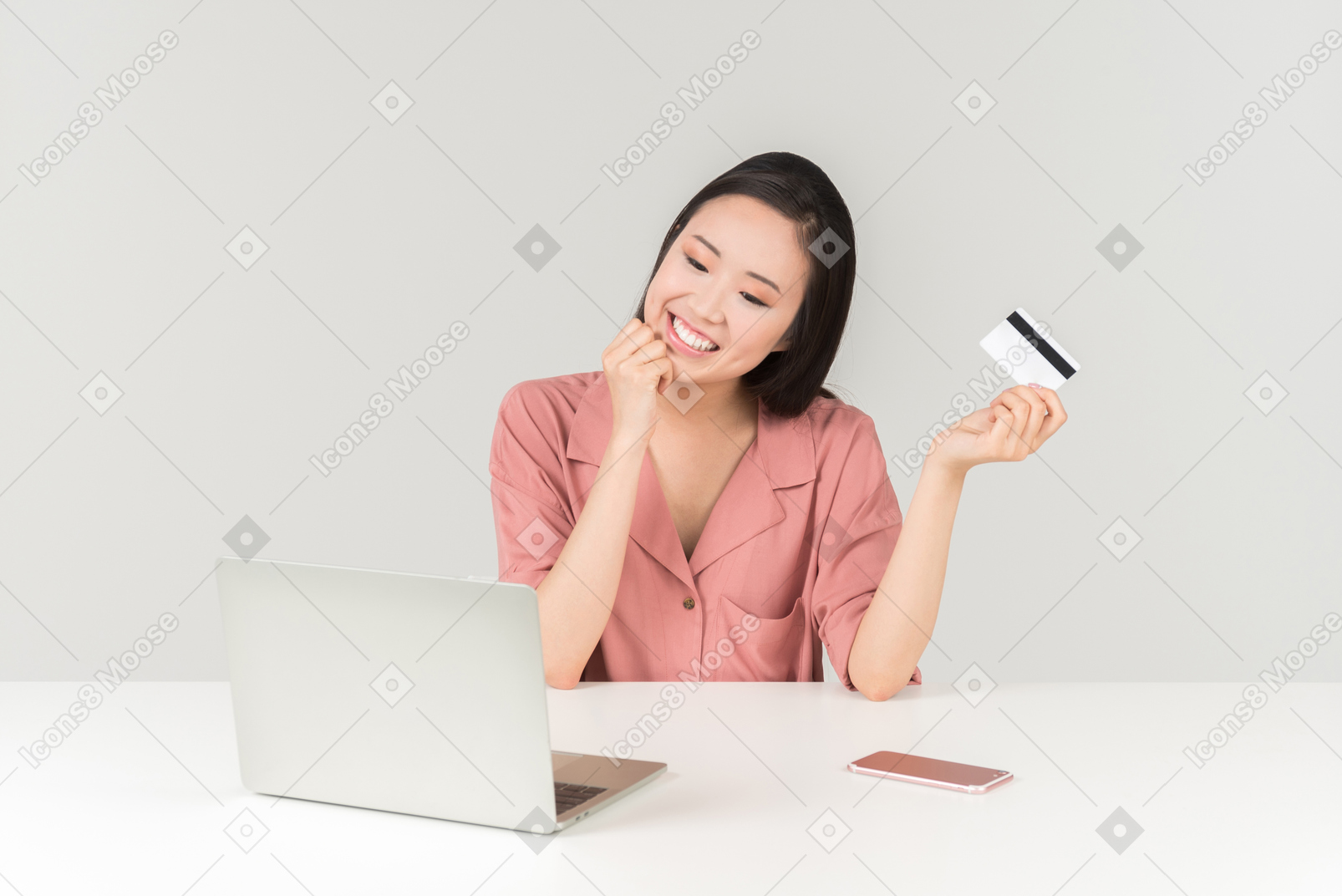 Giovane donna asiatica sorridente che fa spesa online