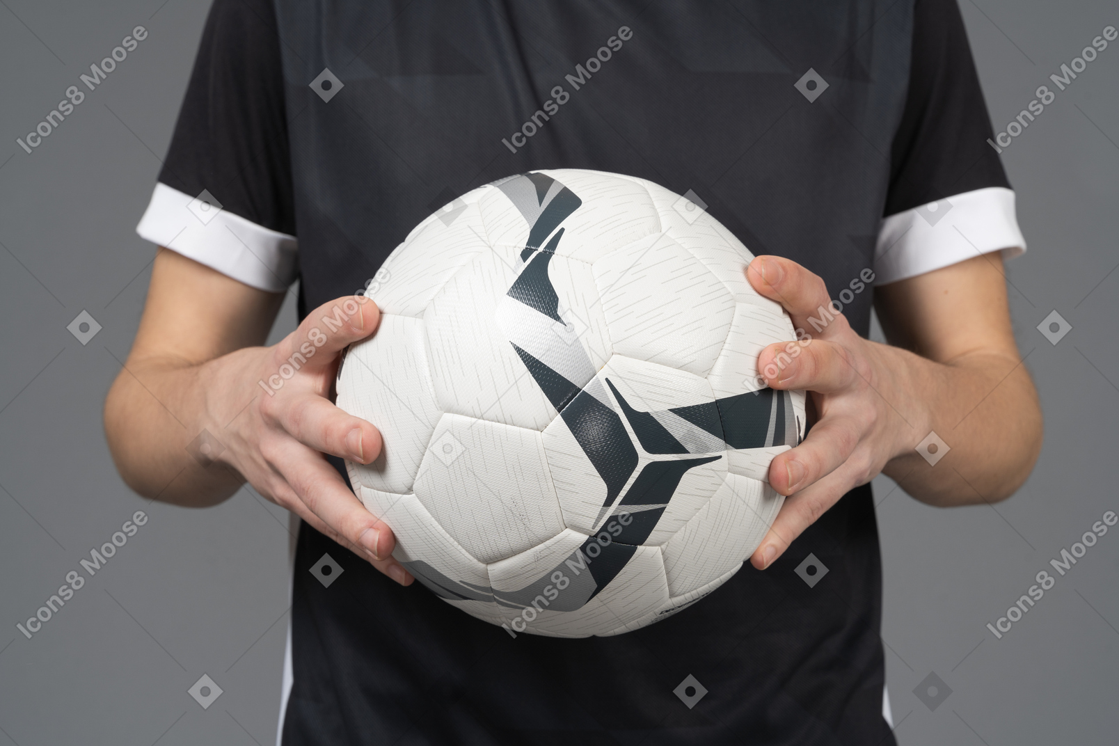 Close-up de um jogador de futebol segurando uma bola