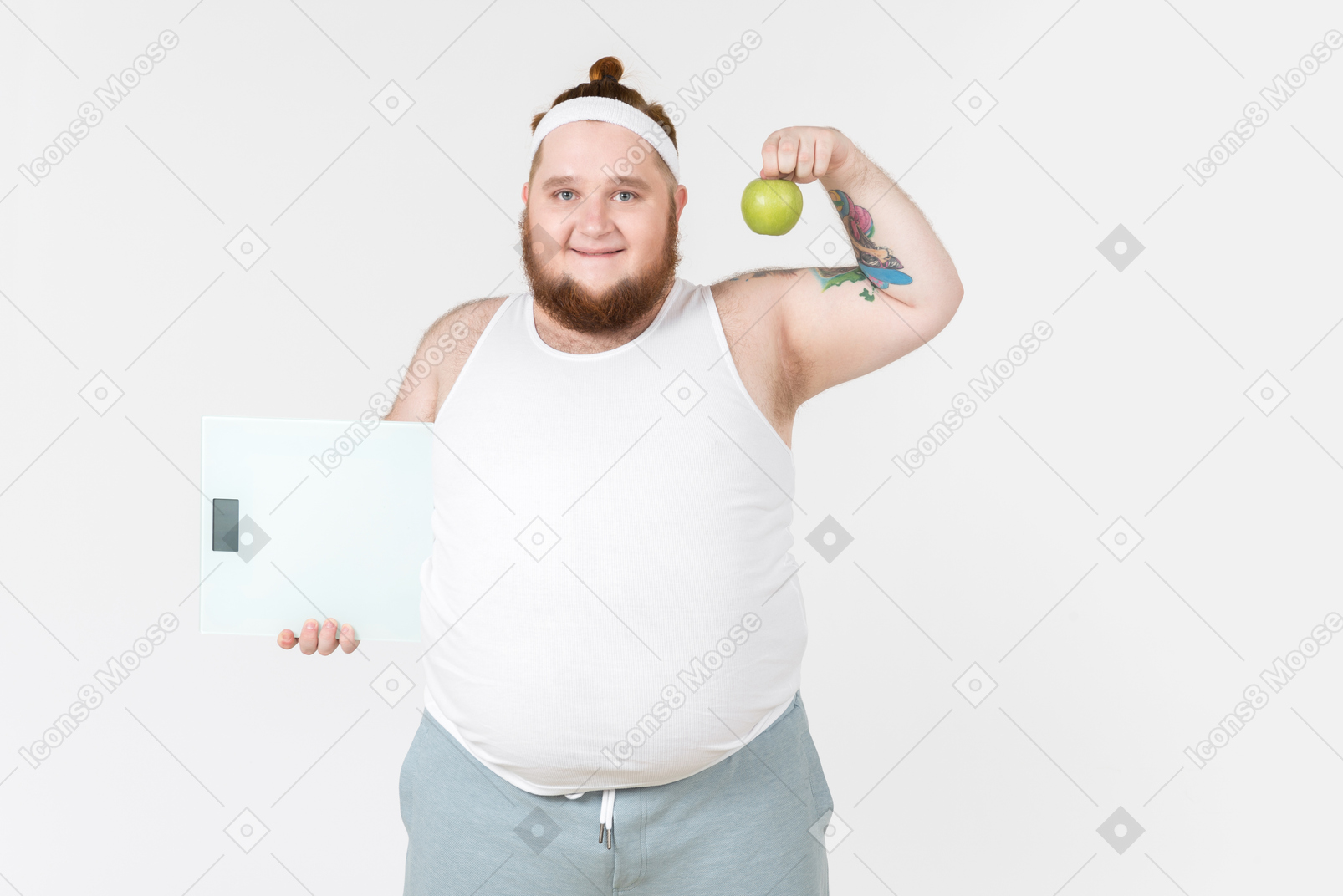 Большой парень в спортивной одежде держит весы и яблоко