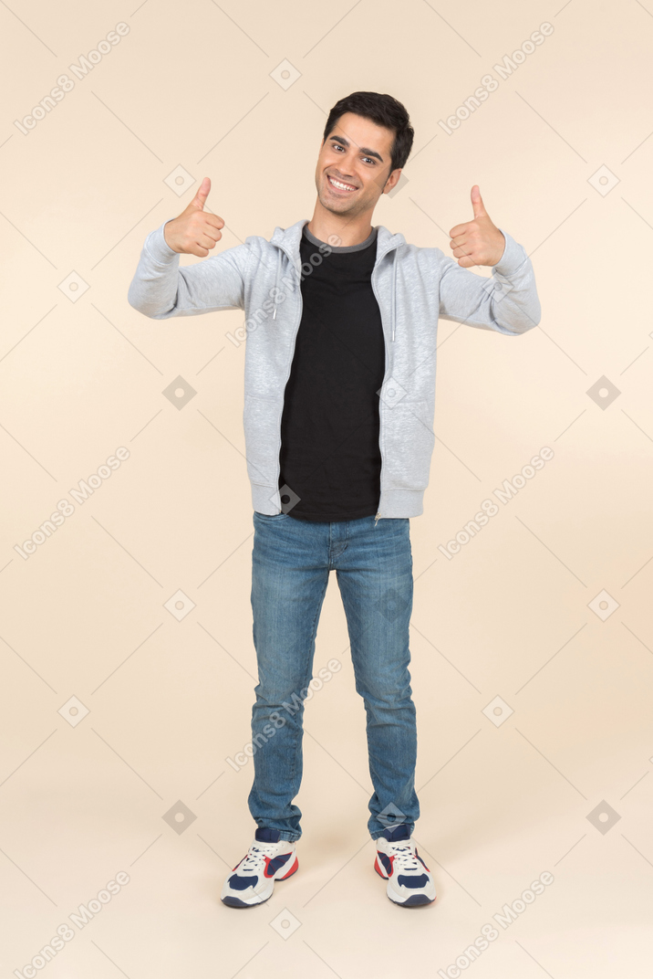 Hombre caucásico sonriente mostrando los pulgares para arriba