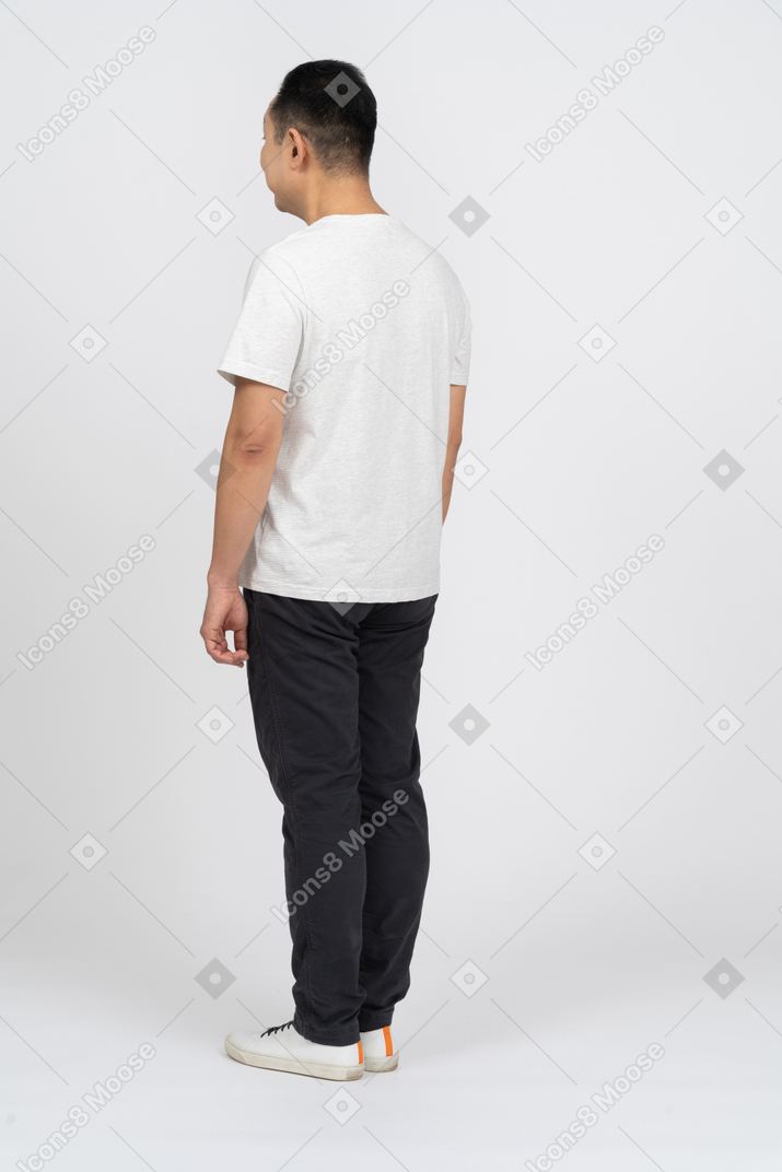 Vista de tres cuartos de un hombre con ropa informal