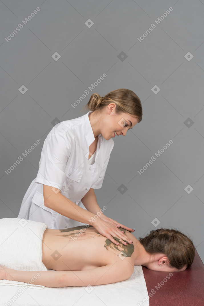 Sessione di massaggio con fango