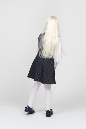 Vista traseira de uma garota em uniforme escolar