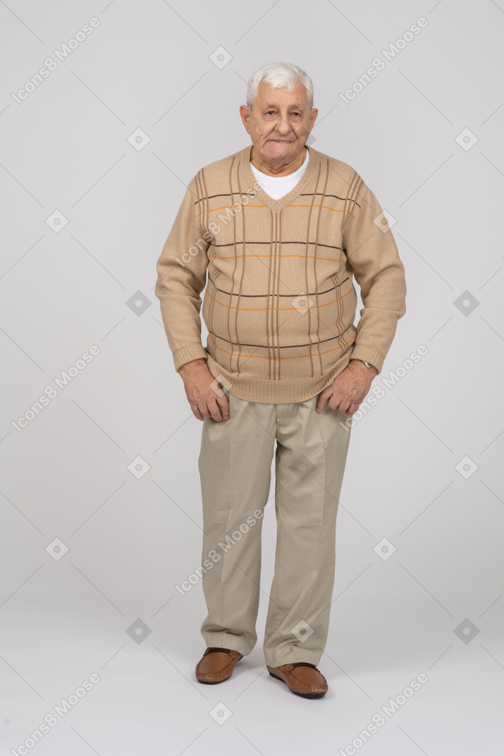 一个穿着休闲服的老人做鬼脸的正面图