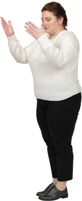 Vista lateral de uma mulher gordinha com roupas casuais gesticulando