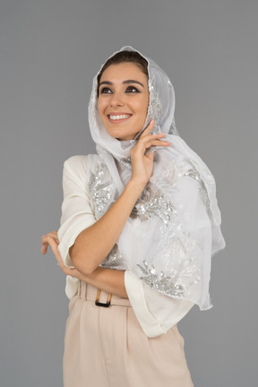 Belle jeune femme souriante portant le foulard blanc