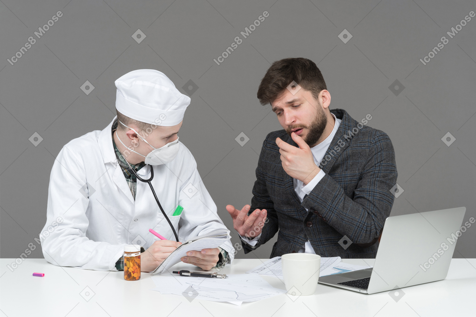 Doctor examinando paciente