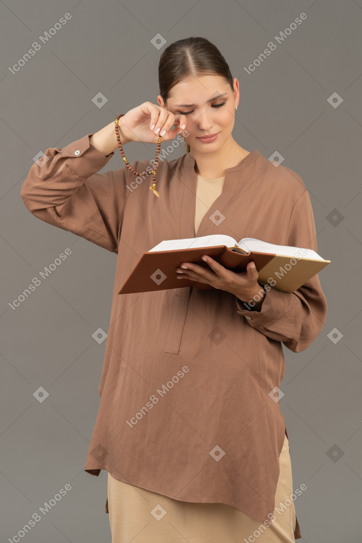 졸린 젊은 여자 읽기 책