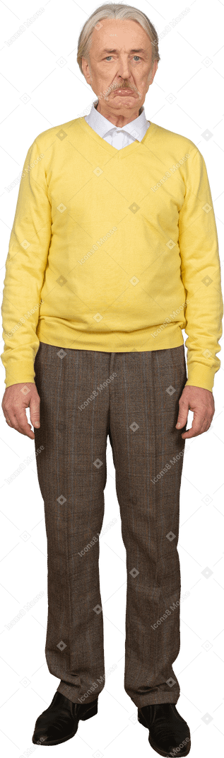 一个不高兴的老人，看着相机的黄色套衫的前视图