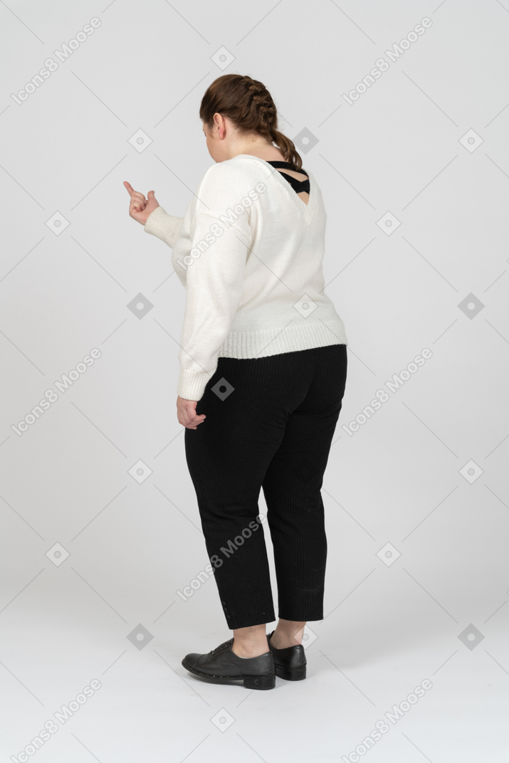 Mujer regordeta en ropa casual gesticulando