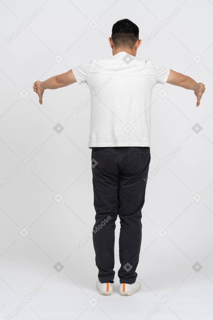 Vista traseira de um homem em roupas casuais, mostrando os polegares para baixo