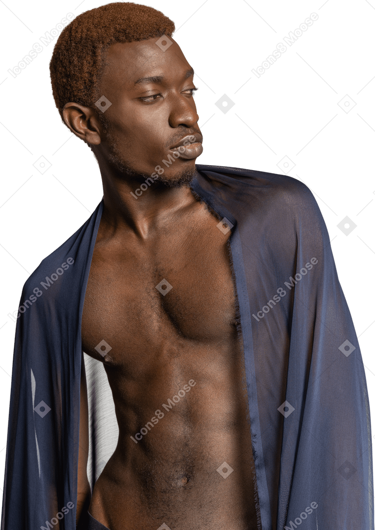 Vista frontal de um jovem afro com um xale nos ombros olhando de lado