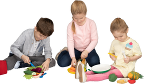 Crianças preparando o almoço de vegetais falsos