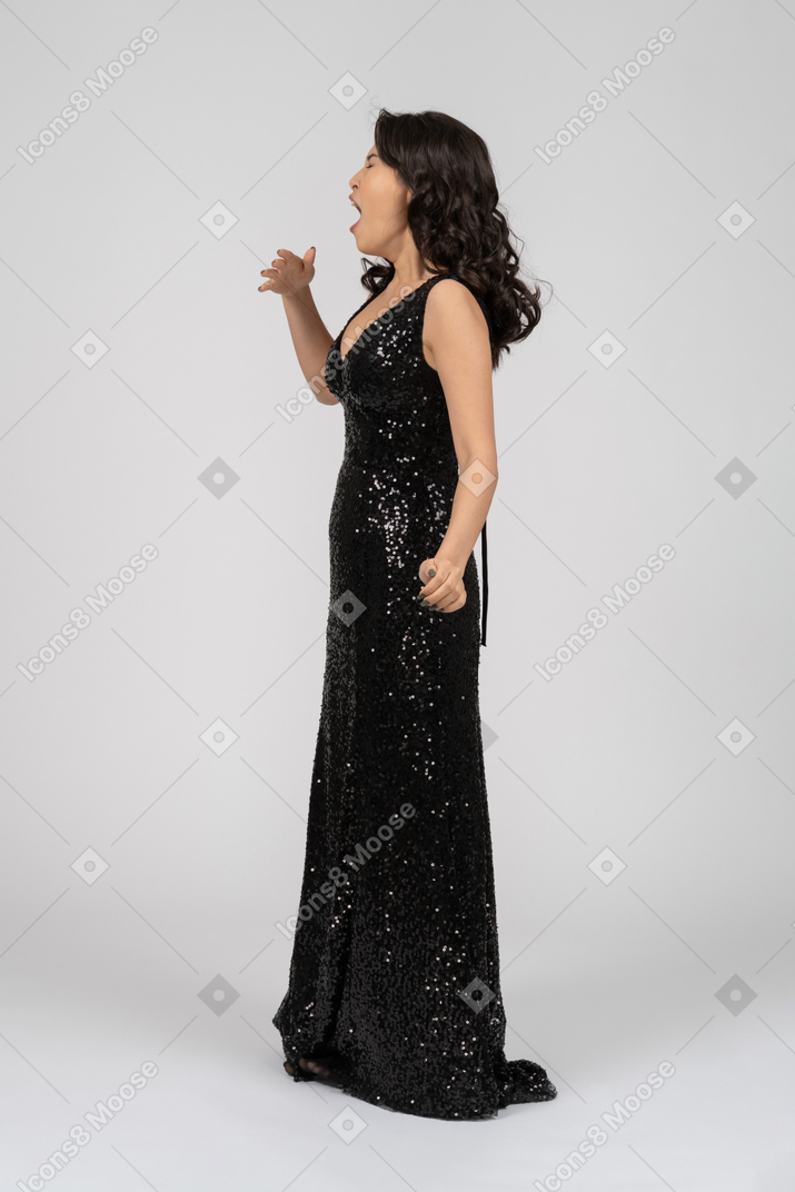 Красивая поющая женщина в черном вечернем платье
