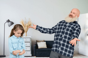 Nonno felice accogliendo la sua timida nipote