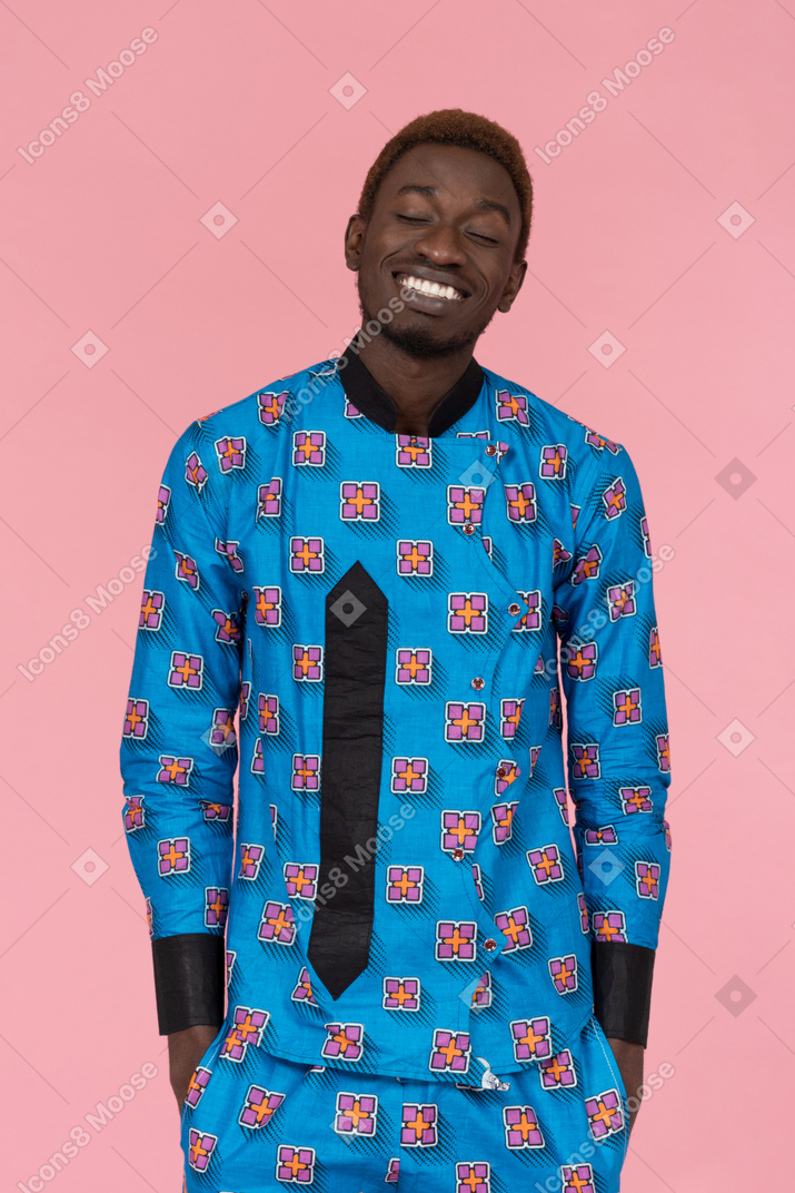 笑みを浮かべて青いパジャマの黒人男性