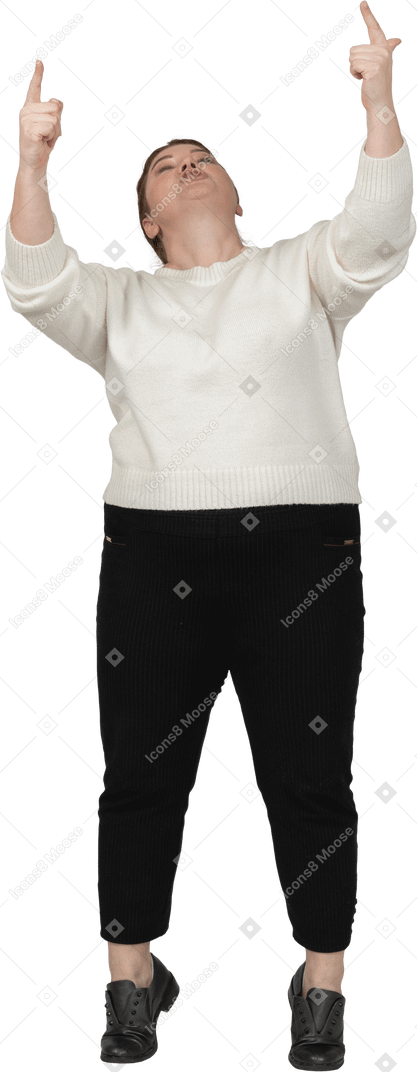 Vista frontal de uma mulher gorducha em roupas casuais apontando para cima