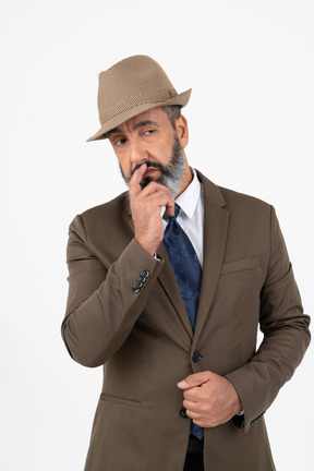 Elegante uomo maturo che indossa un cappello