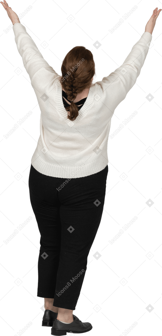 Vista trasera de una mujer regordeta en ropa casual de pie con los brazos levantados