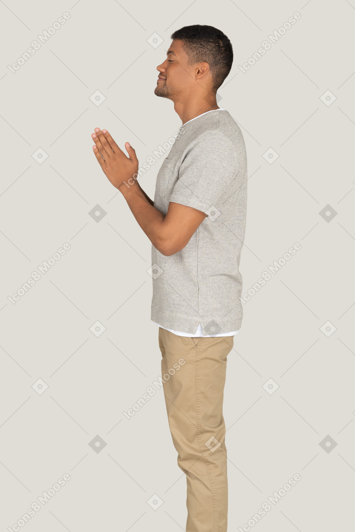 Homem rezando com sorriso