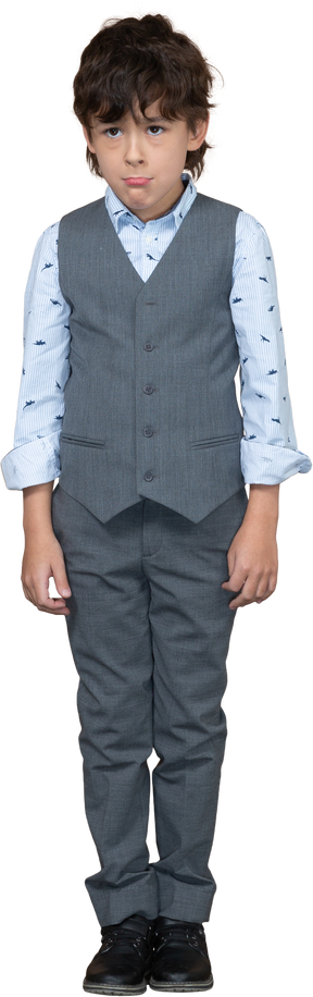 Vista frontale di un ragazzo triste in giacca e cravatta