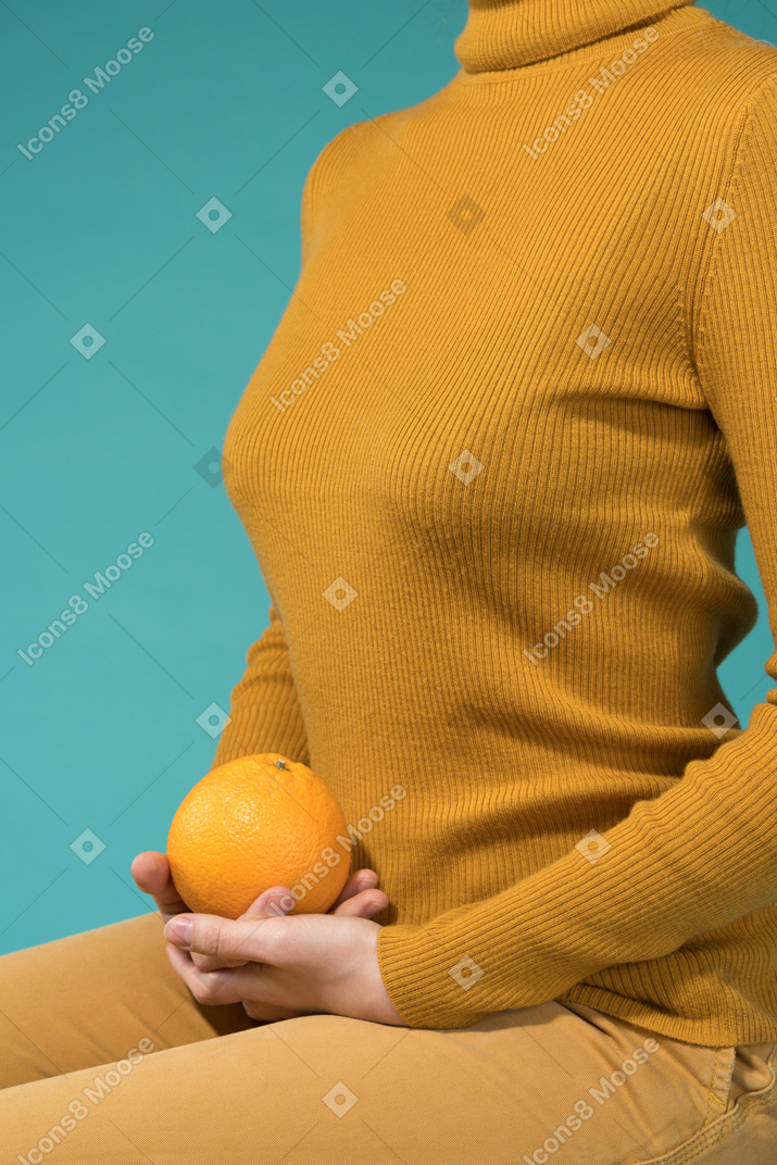 抱着一个橘子