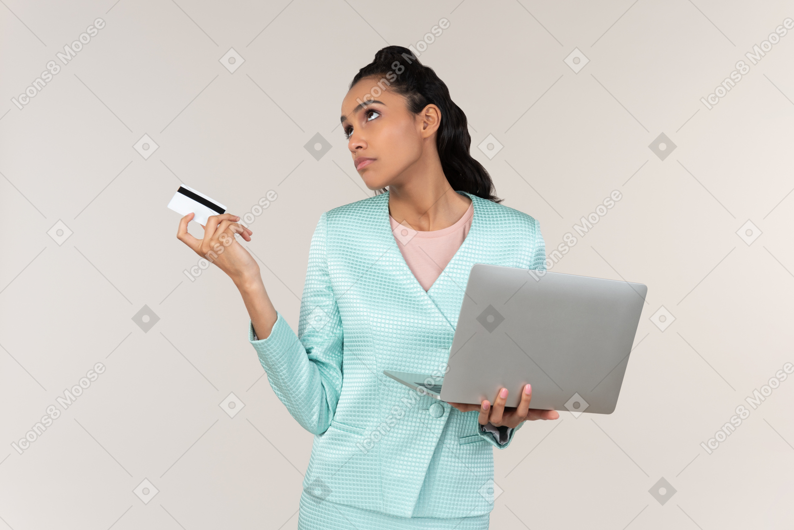 ノートパソコンと銀行カードを保持している物思いにふける若いafrowoman