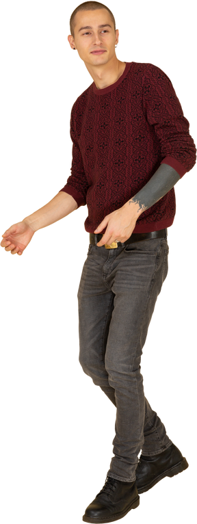 Vue de trois quarts d'un jeune homme gesticulant vêtu d'un pull rouge