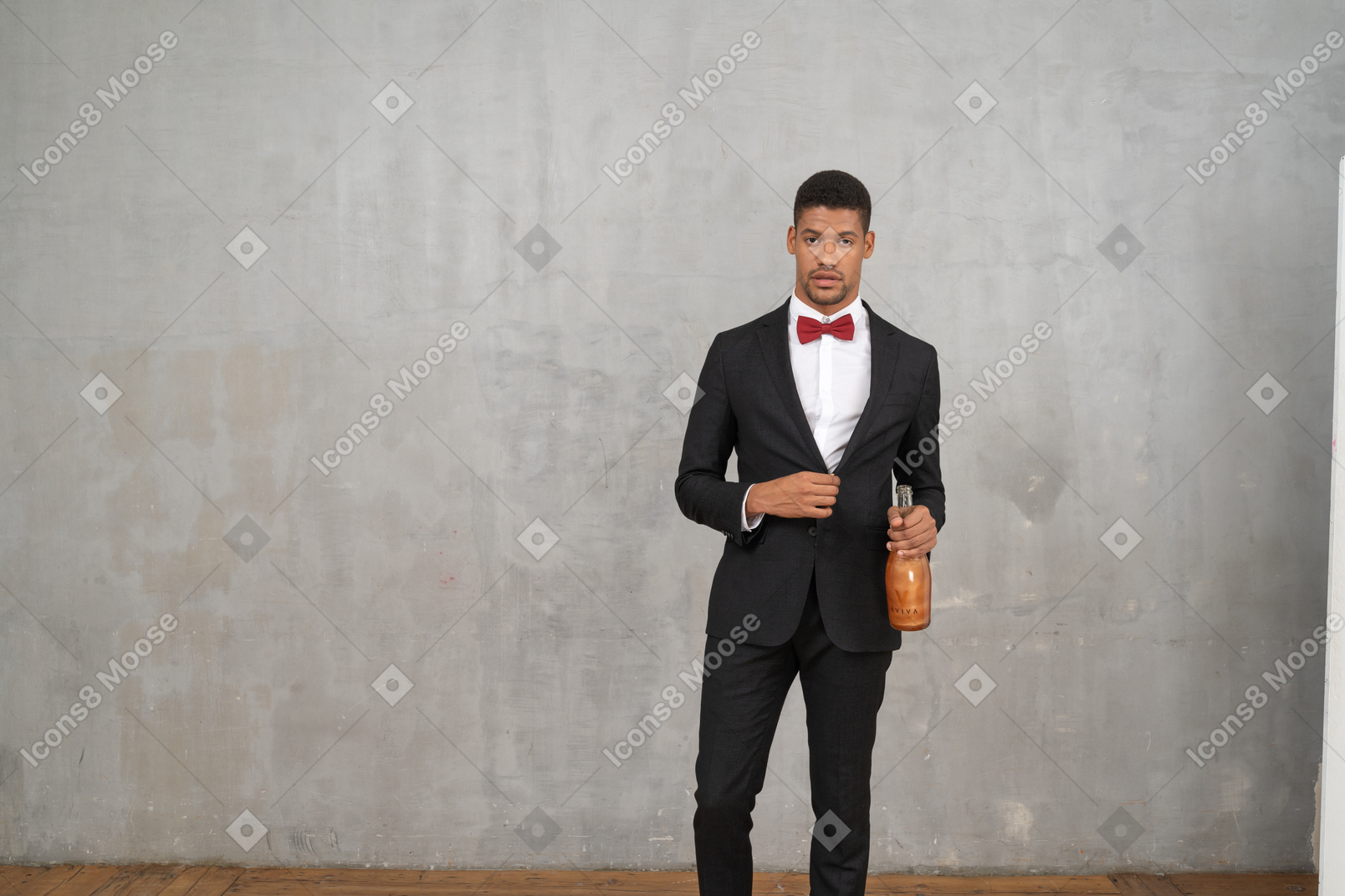 Uomo intossicato in piedi con una bottiglia di champagne in mano