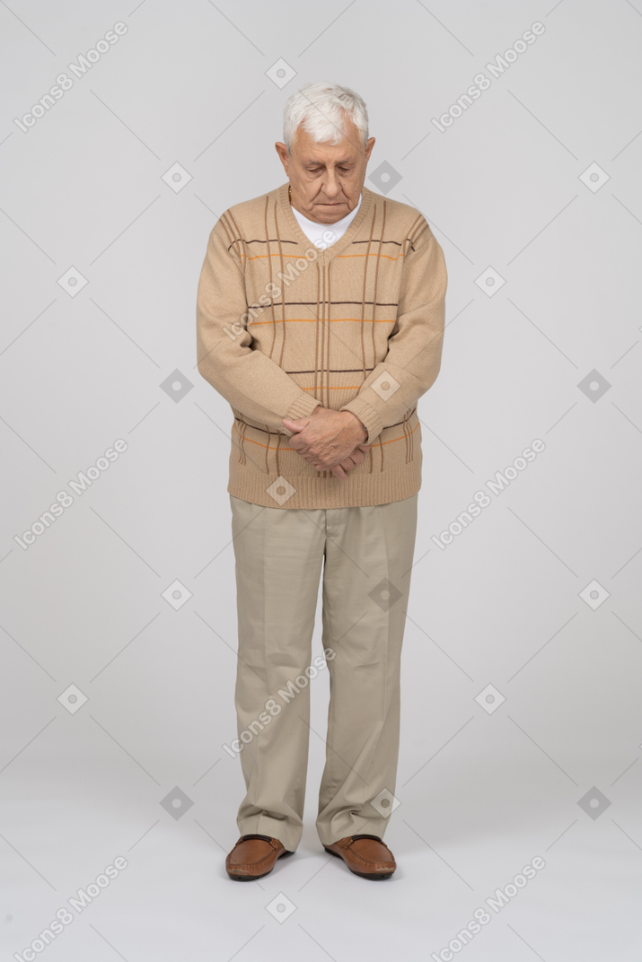 カジュアルな服装で見下ろしている老人の正面図