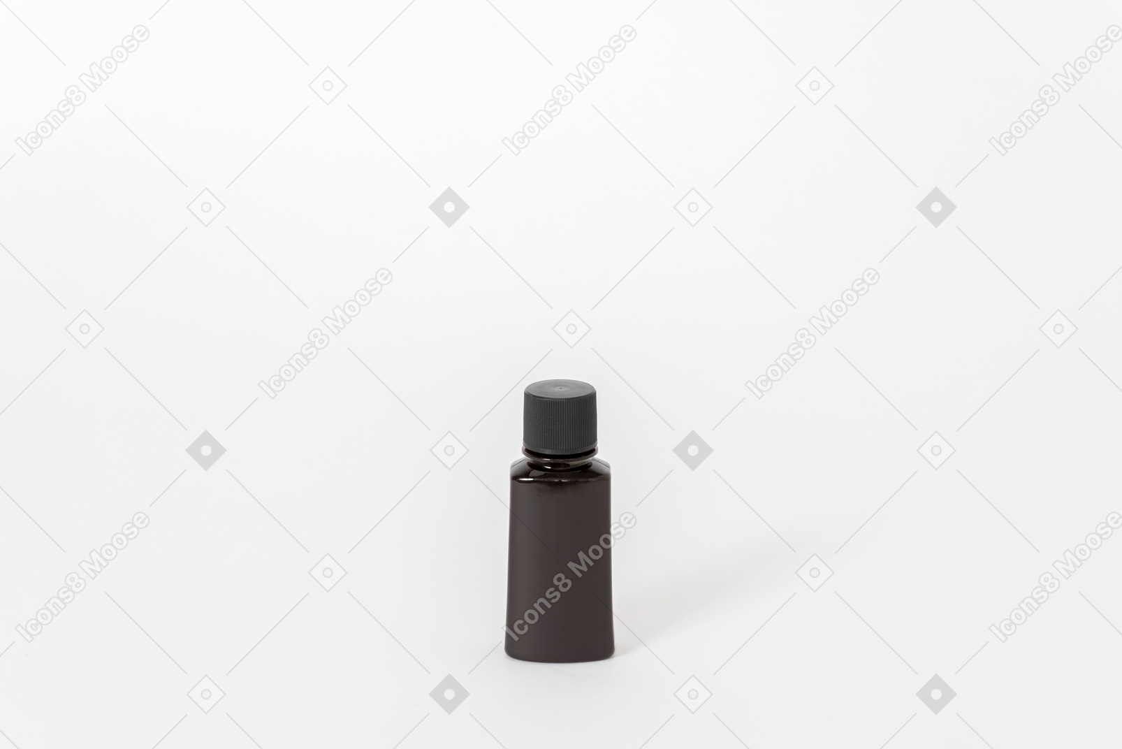 Frasco de perfume negro sobre fondo blanco.