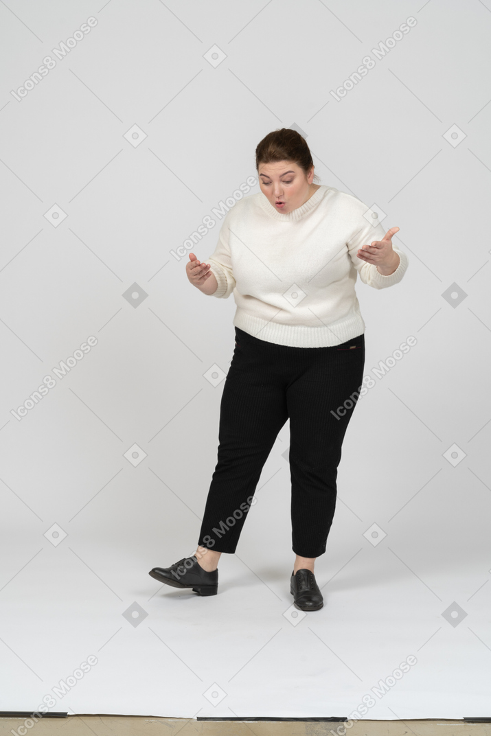 一个穿着休闲服的胖女人俯视的正面图