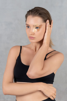 Vista di tre quarti di una giovane donna con diverse sfumature di fondotinta sulla pelle