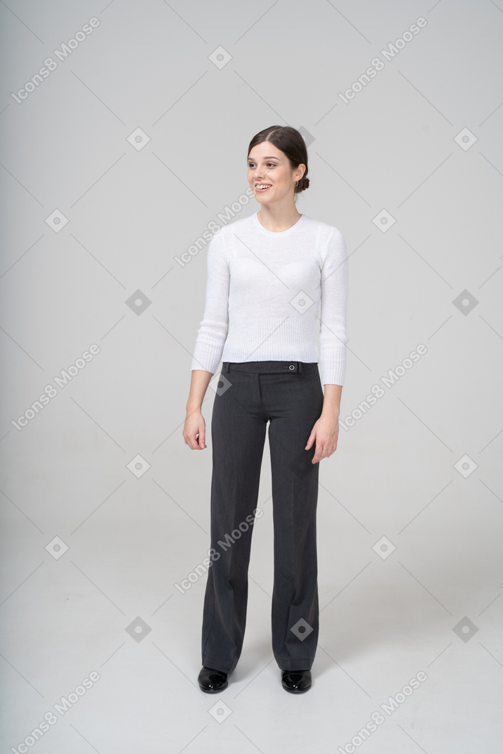 흰 블라우스와 검은 바지를 입은 행복한 여성의 전면 모습