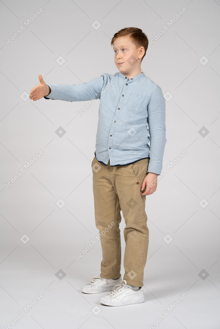 Vue latérale d'un garçon donnant un coup de main pour serrer