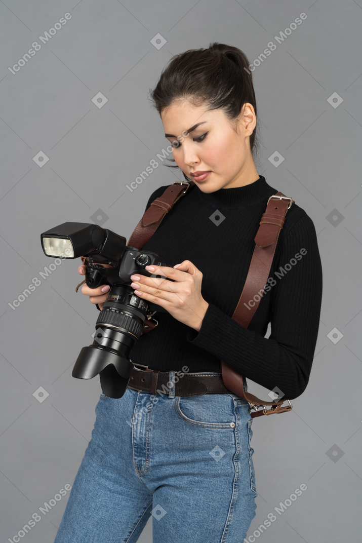 Молодая женщина просматривает снимки