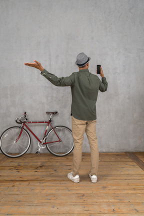 Homme avec chat vidéo sur téléphone intelligent